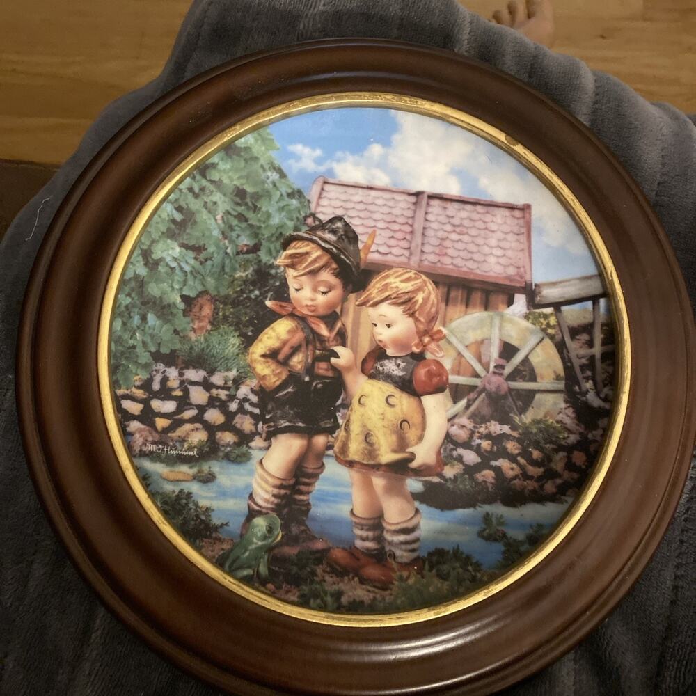 M J Hummel Danbury Mint-Hello Down There Decorative Plate & Wooden Holder MF1490